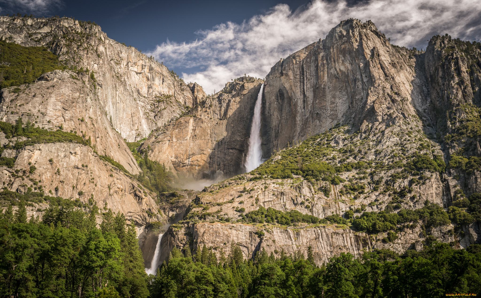 Mountain falls. Йосемите (водопад). Водопад Есемит. Фанские горы водопад. Йосемити парк цштвщцы.